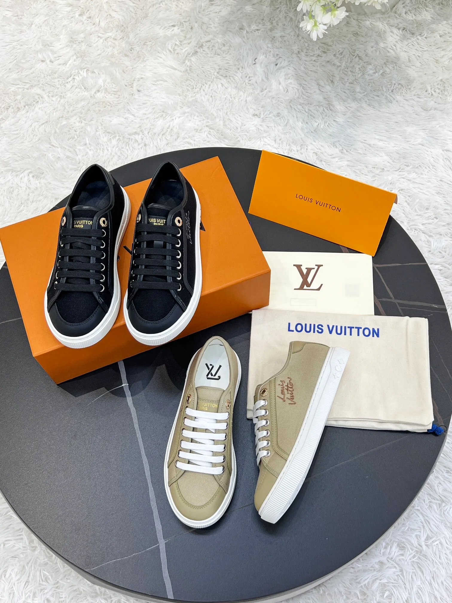 👟👟Ex-factory price 420👟👟 New arrival🆕🆕🆕 This LV Lagoon sneaker is made of lightweight canvas embroidered with the handwritten Louis Vuitton Paris logo. It highlights the casual summer atmosphere with a trendy and simple configuration, and can easily brighten up various looks. Monogram flowers bloom on the soft rubber sole. Code number: 35~41, multiple colors available! Oil edges + TPU outsole + drawer box packaging